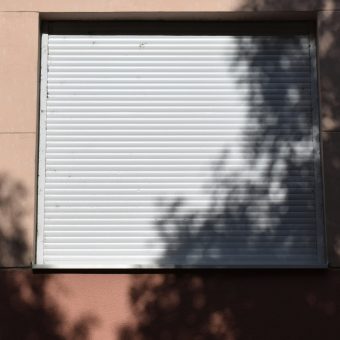 Pannes de volet roulant : le rôle clé de l’artisan pour protéger votre maison à Perpignan