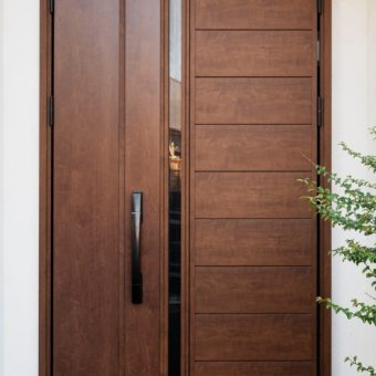 Pourquoi choisir une porte d’entrée en bois pour rénover sa maison&nbsp;?